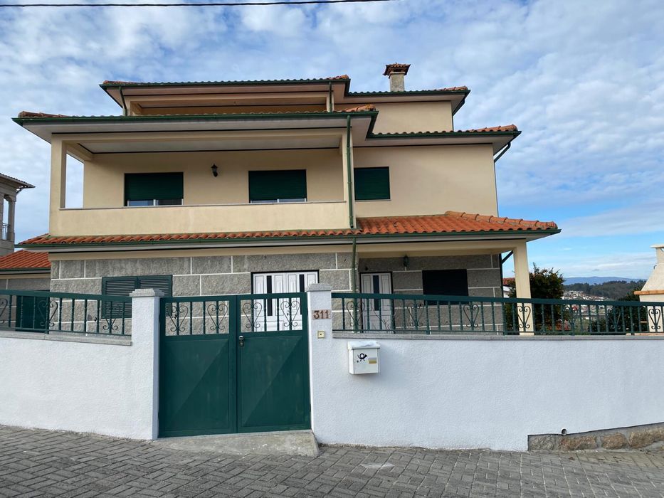 Aluga-se T3 (moradia)