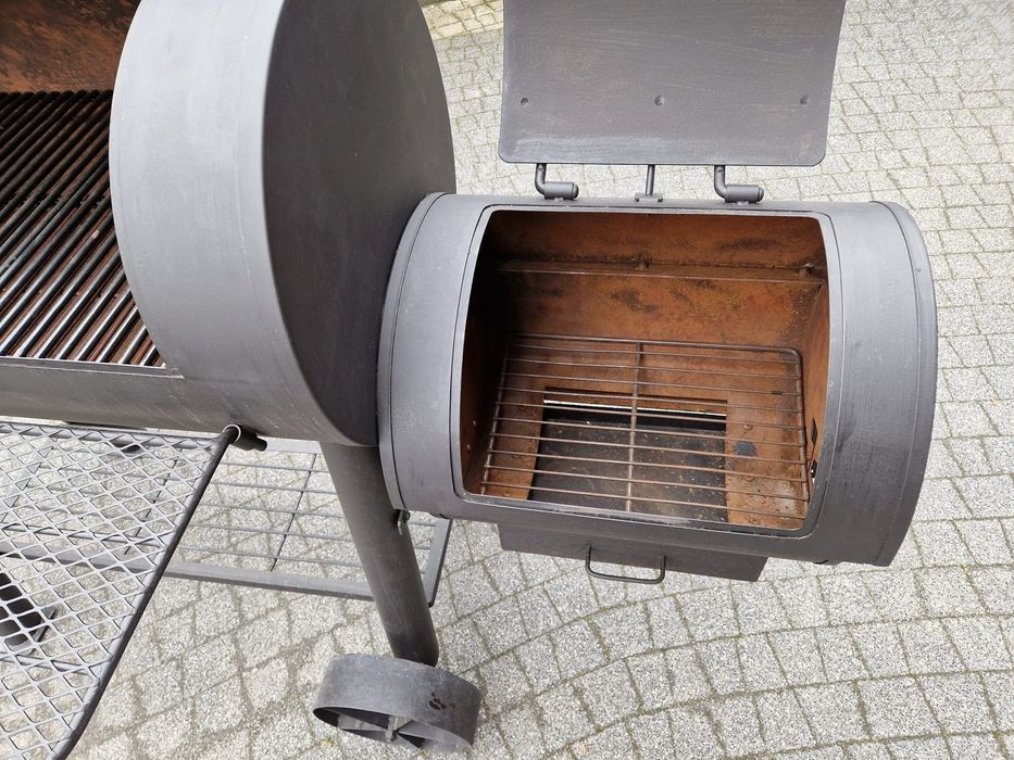 Grill węglowy z wędzarnią