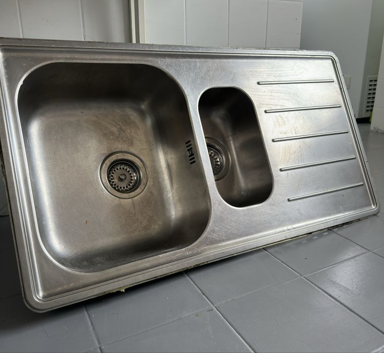 Pia de cozinha inox com 2 cubas com escorredor