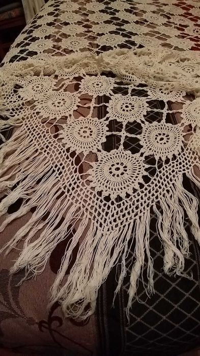 colcha em renda feita á mão com franjas 1