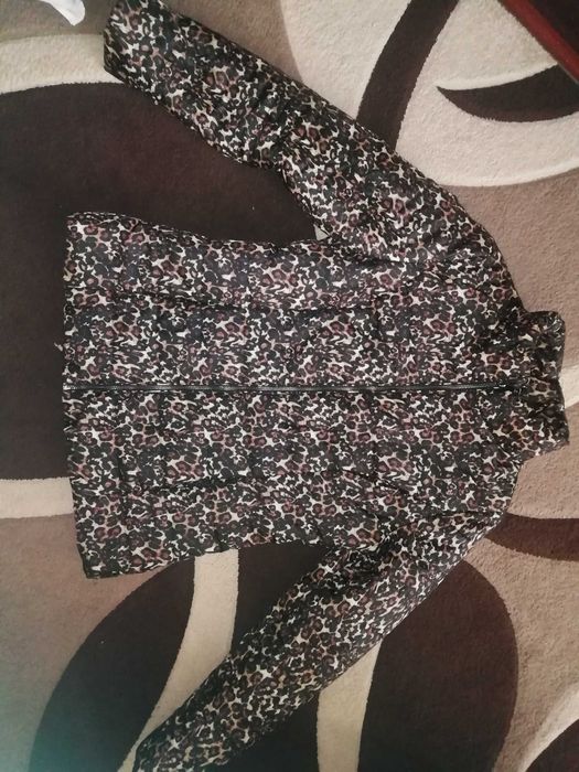 Весняна жіноча куртка