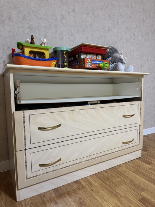 Комод и зеркало, мебель в спальню