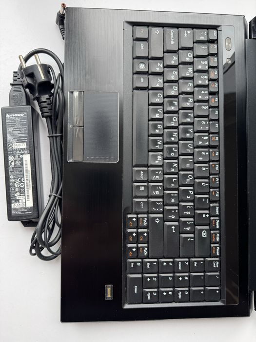 Lenovo V560 15.6" i3-310M 2/4 / 2GB ОЗУ /500GB HDD