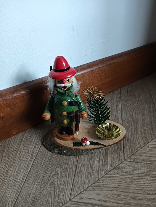 Drewniana figurka dziadek palacz na kadzidełko - myśliwy