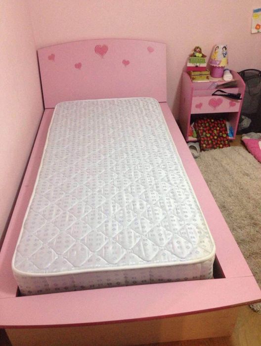 cama de criança + mesa de cabeceira