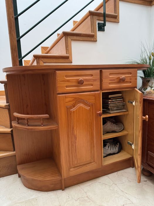 Móvel rústico em madeira maciça – com gavetas e portas entalhadas