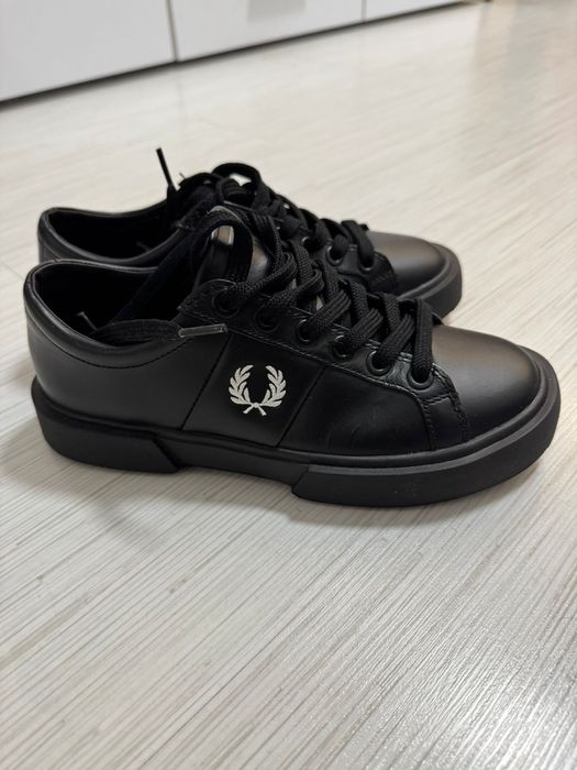 Туфли на шнурках ,,Fred Perry". Черного цвета.