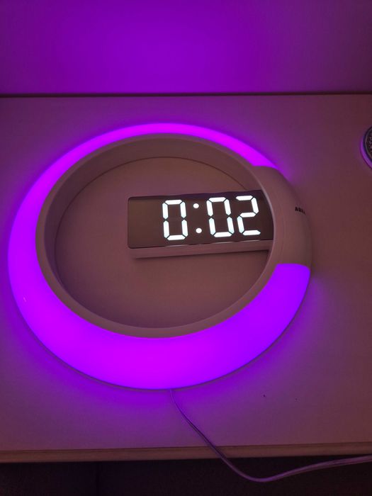 elektroniczny podświetlany zegar ścienny