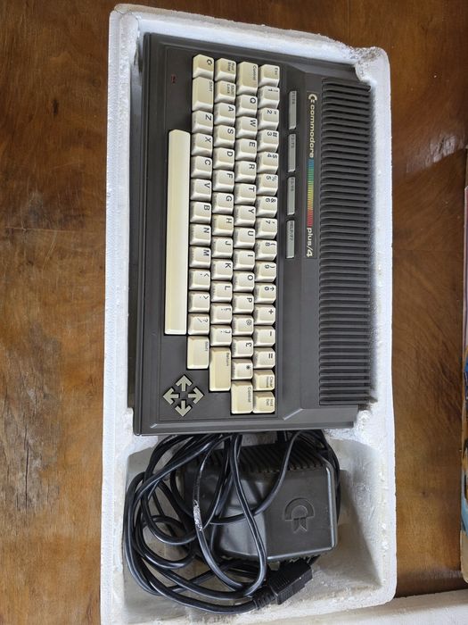 Kultowy Retro Komputer Commodore Plus/4 – Zestaw z pudełkiem (BOX)