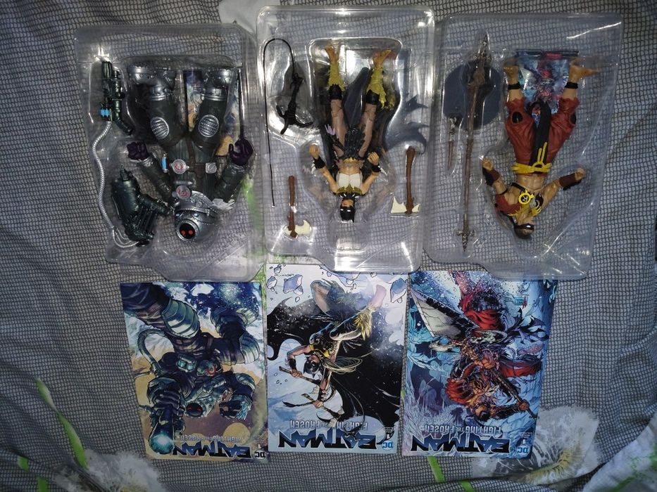 Robin Batgirl Freeze Fighting the frozen page punchers dc multiverse McFarlane