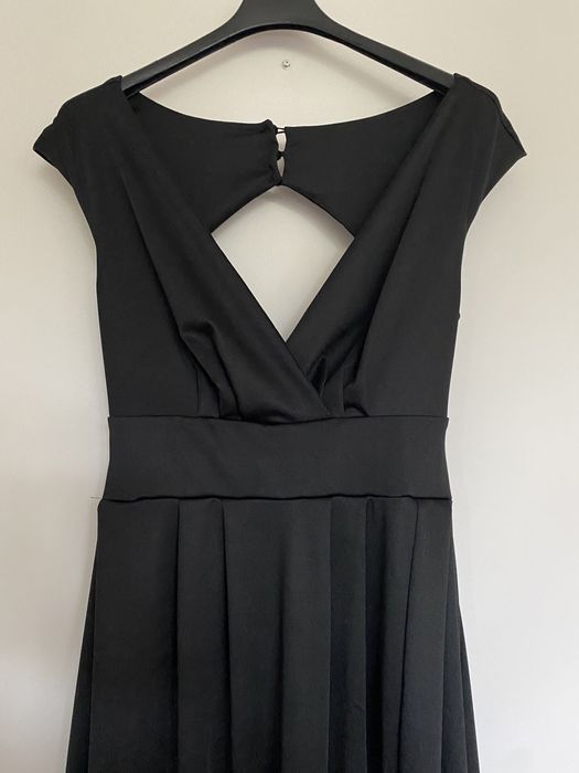 Długa czarna sukienka z odkrytymi plecami