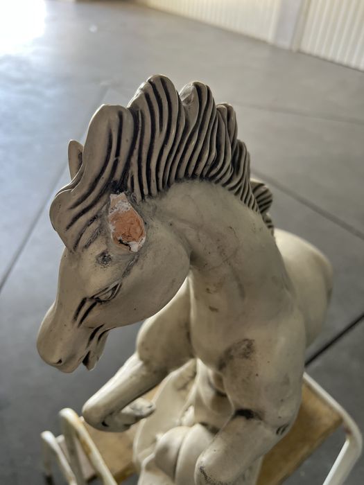 Estatuetas colecionaveis  cavalos e menino estudioso