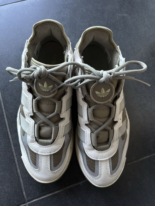 Adidas Niteball, em bege e verde, tamanho 41 1/3, em ótimo estado