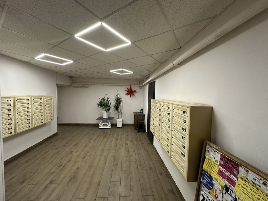 Продам  4к.квартиру в Центре"S=92м2"Князя  В.Великого-15"Б"