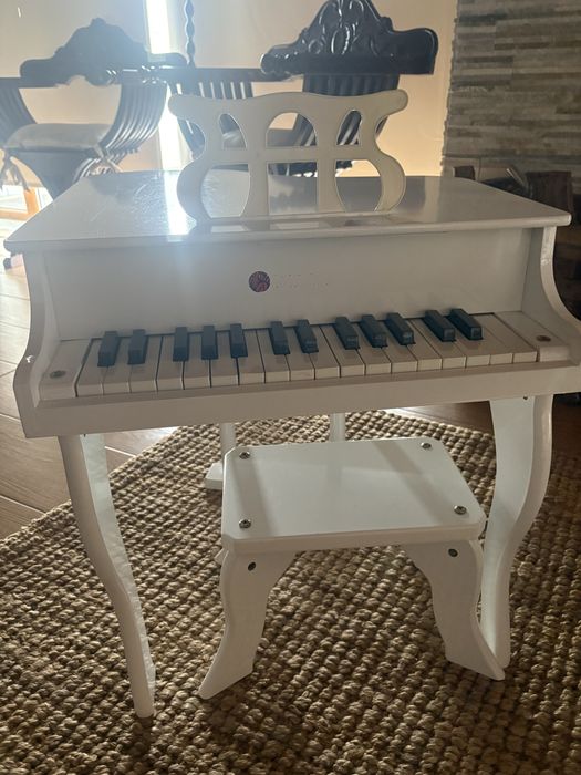 Piano com banco para criança