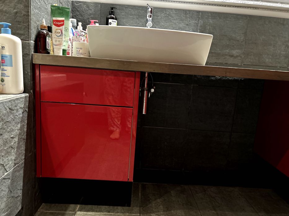 Szafki łazienkowe, blat i umywalka