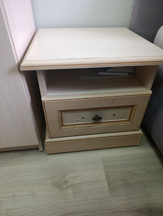 Дві приліжкові тумби з шухлядою