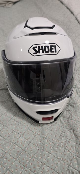 Capacete shoei com Bluetooth integrado.