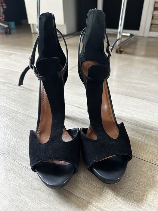 Damskie czarne buty na obcasie marki RAGE AGE
