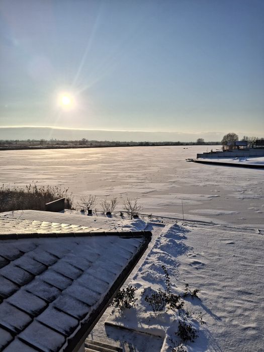 Будинок з сольовою лазнею на березі озера, зимова рибалка.