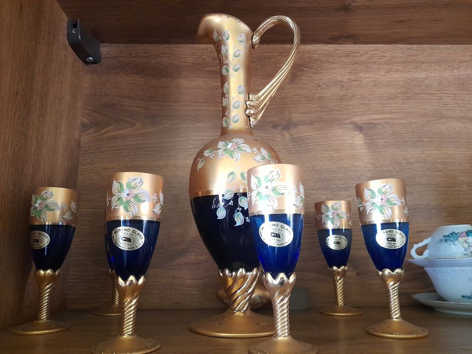 Garrafa e copos para licor