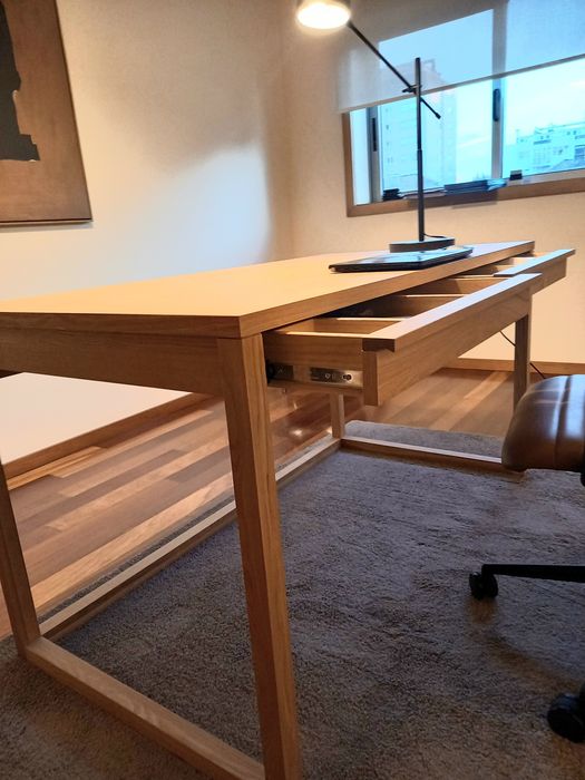 Secretária / Mesa  em Carvalho Desing Único / Nova