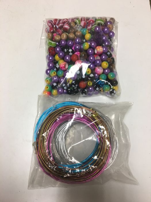 Fios de alumínio e contas