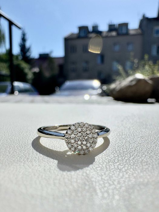 Złoty pierścionek z brylantami - próba 585 - 37 brylantów - 0,12 ct p.900