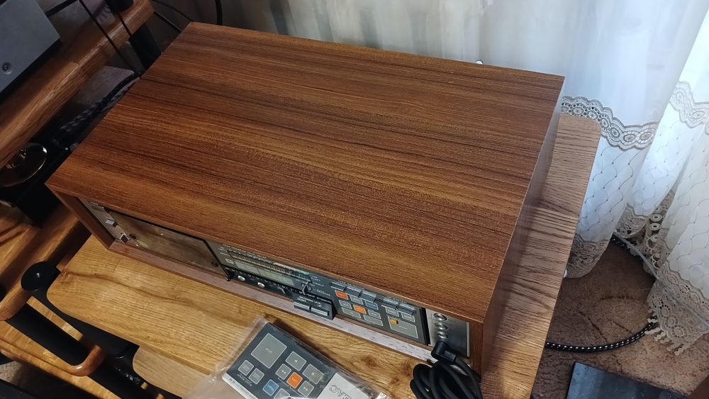 Касетна дека  в дуже доброму стані Teac v-95rx.