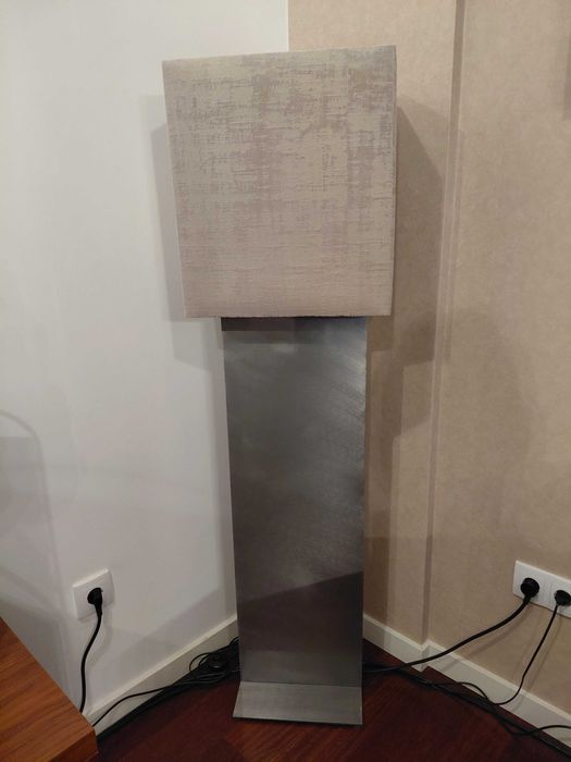 Candeeiro de pé estilo contemporâneo