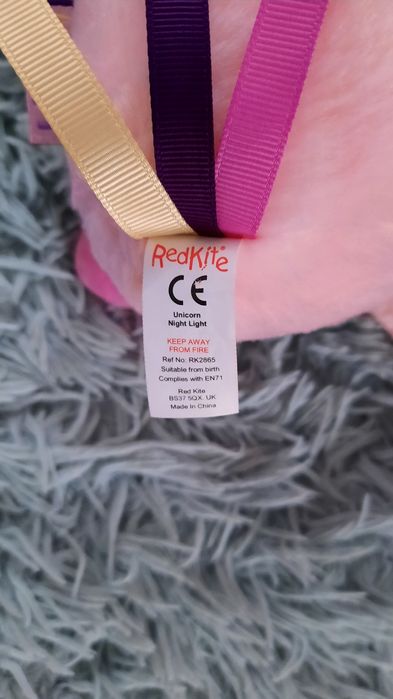 Maskotka grający jednorożec