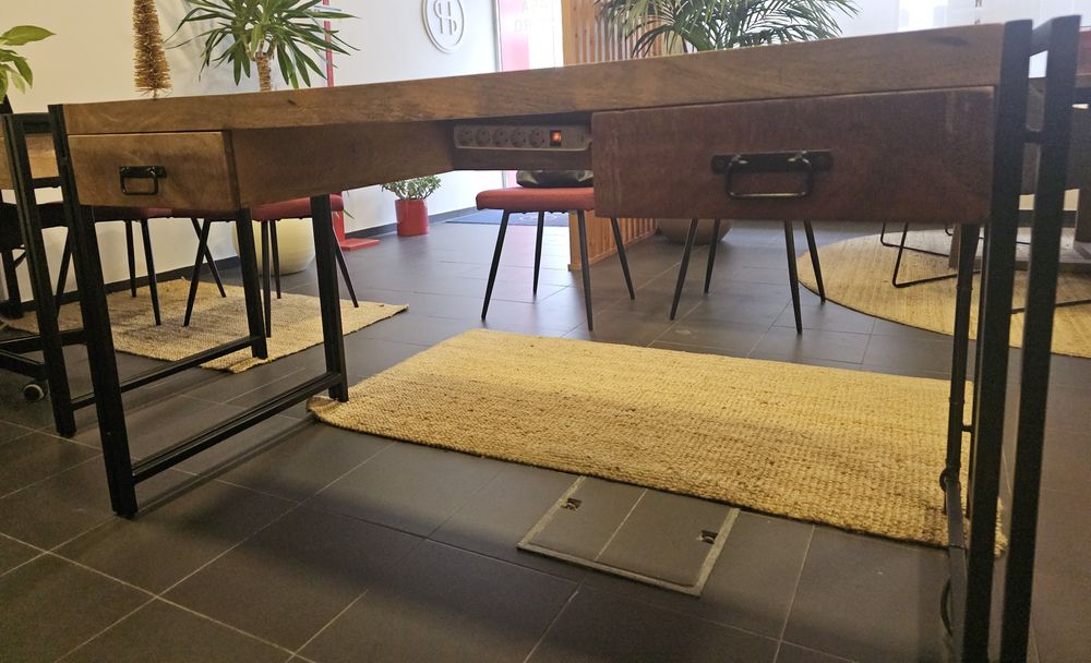 Secretária Industrial em Madeira Maciça e Metal – 140x60 cm