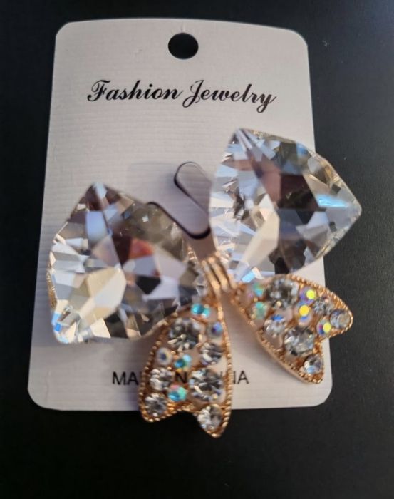 Elegancka broszka kokarda z kamieniami i cyrkoniami