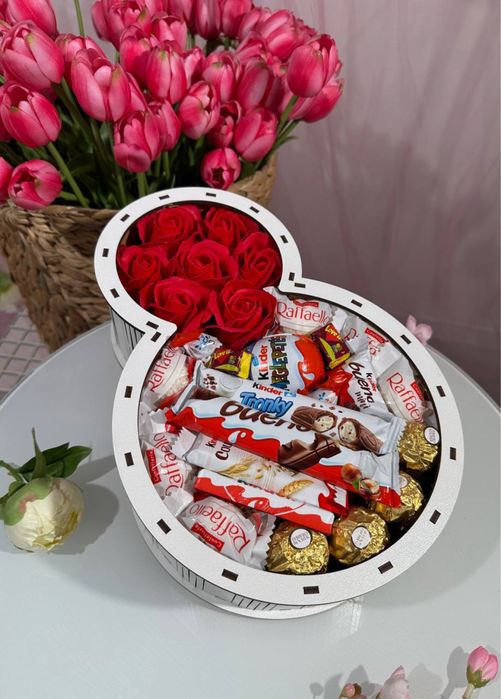 Солодкий подарунок на 8 березня з мильними квітами, преміум солодощами