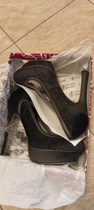 Buty, czółenka damskie czarne na wysokim obcasie.