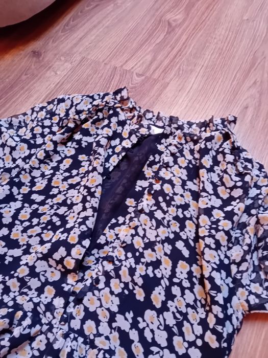 Elegancka sukienka jesienna Mango kwiatki stokrotki