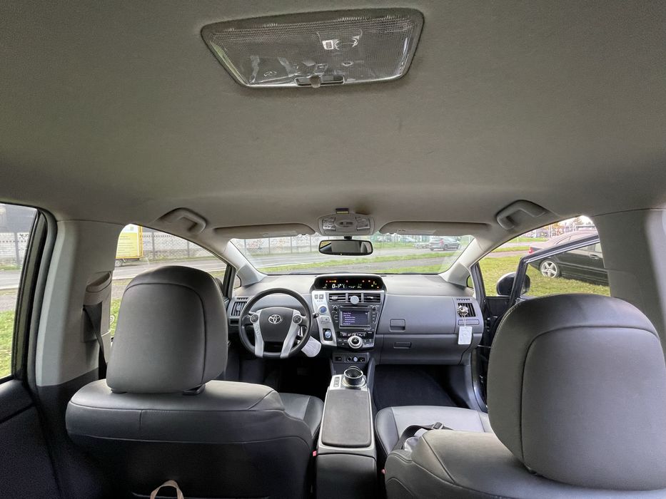 Toyota Prius +V газ  2012 .11  новая батарея