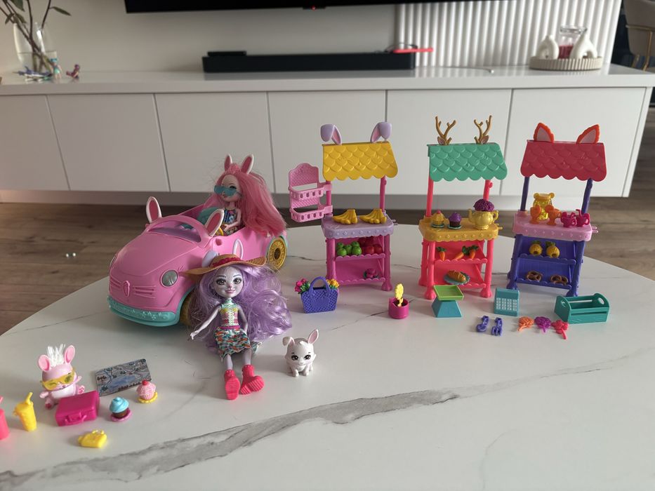 Zestaw samochód królika i targ królika enchantimals