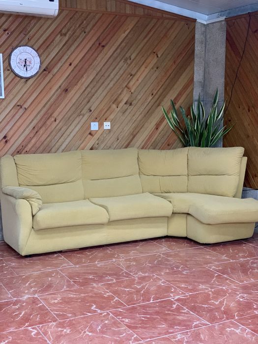 Sofá amarelo claro