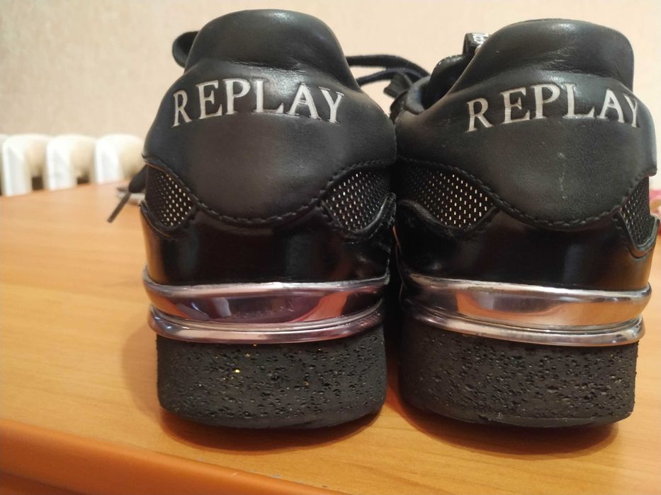 Продам женские кроссовки