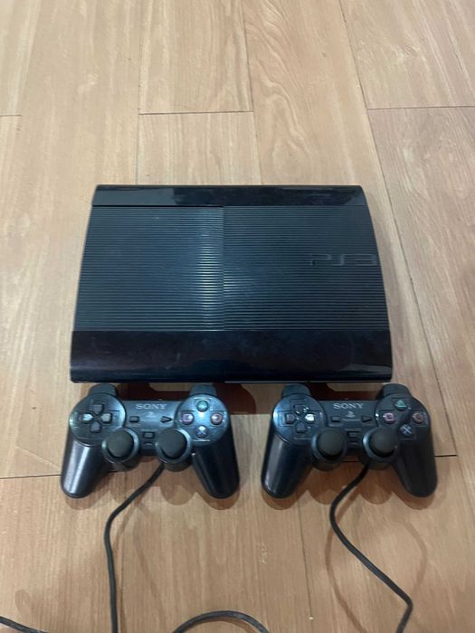 PS3 Super Slim 12 GB + 2 Comandos Originais Sony