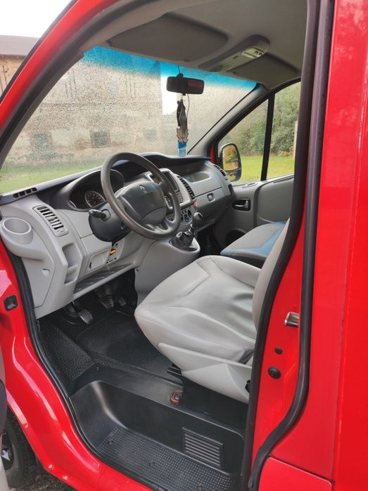 Renault Trafic long 9 osób 2011 rok