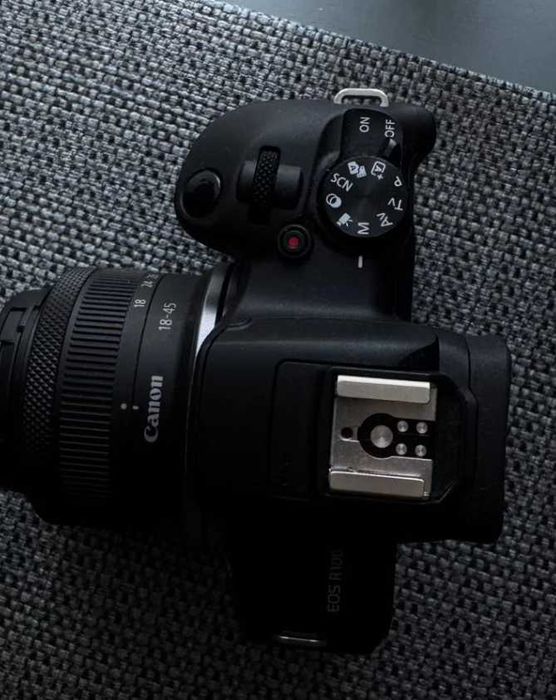 Canon EOS R100 .