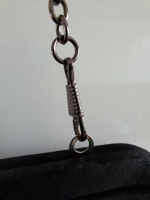 Czarna torebka atlasowa na łańcuszku