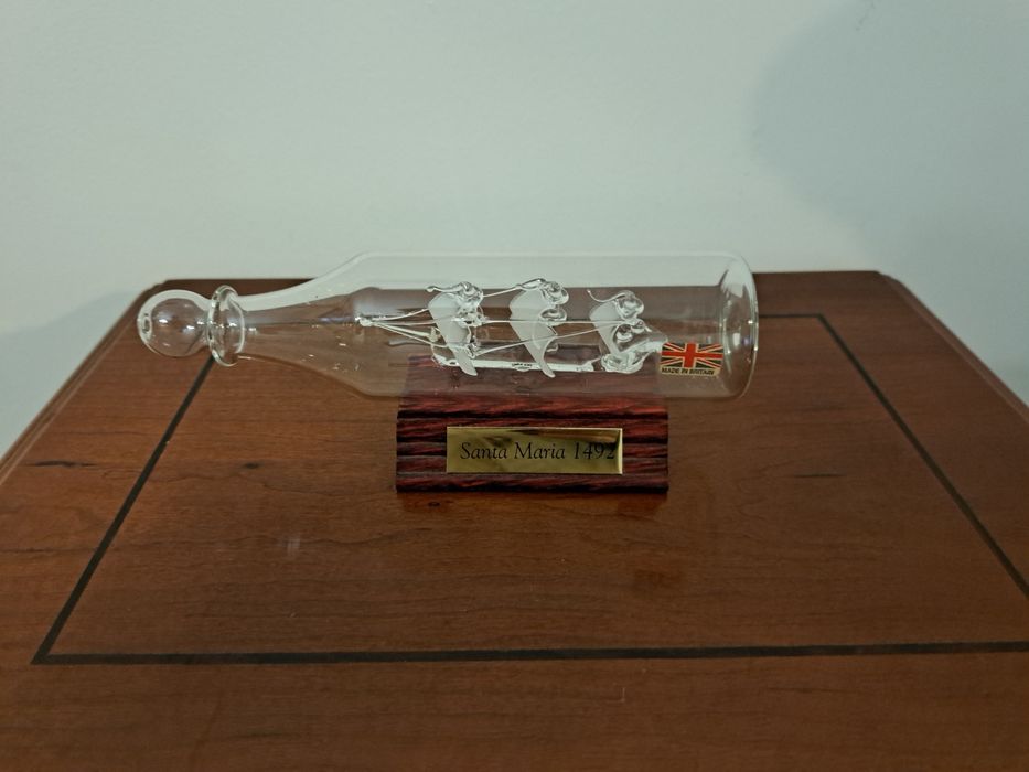 Barco Santa Maria 1492 dentro de Garrafa com base de madeira