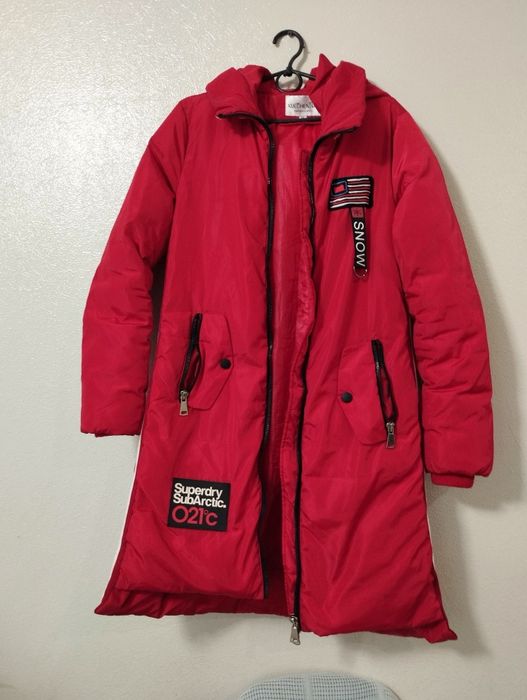 Тепла, довга, червона куртка з капюшоном