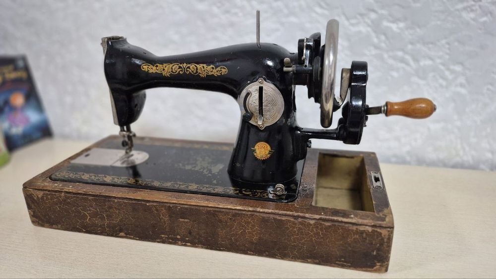 Антікварна швейна машинка "Калінінка", 1947–1950 рр., ручна