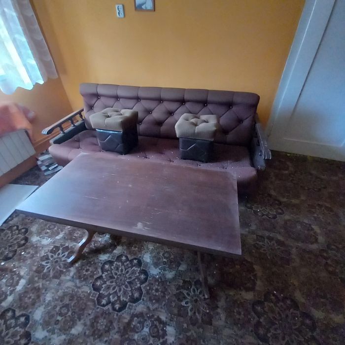 Kanapa, stolik kawowy rozkładany i dwie pufy
