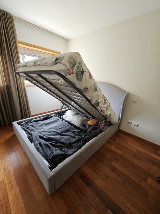Cama com estrado elevatório