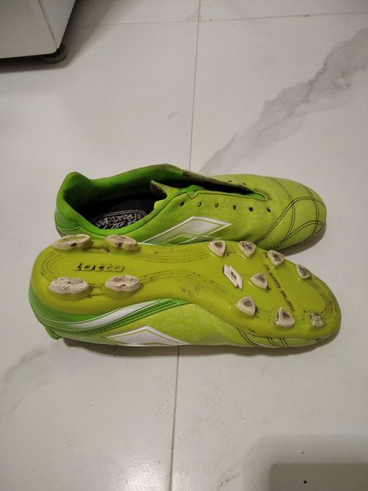 Buty piłkarskie, korki